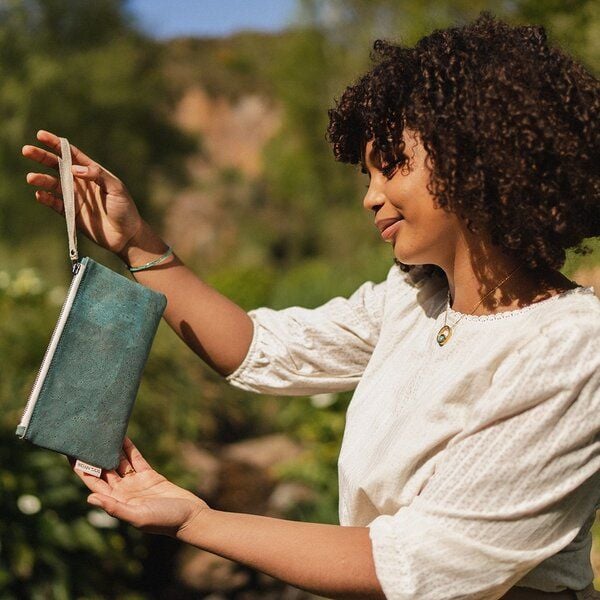 Bag Affair Clutch mit Handschlaufe aus CORKonLINEN von Bag Affair