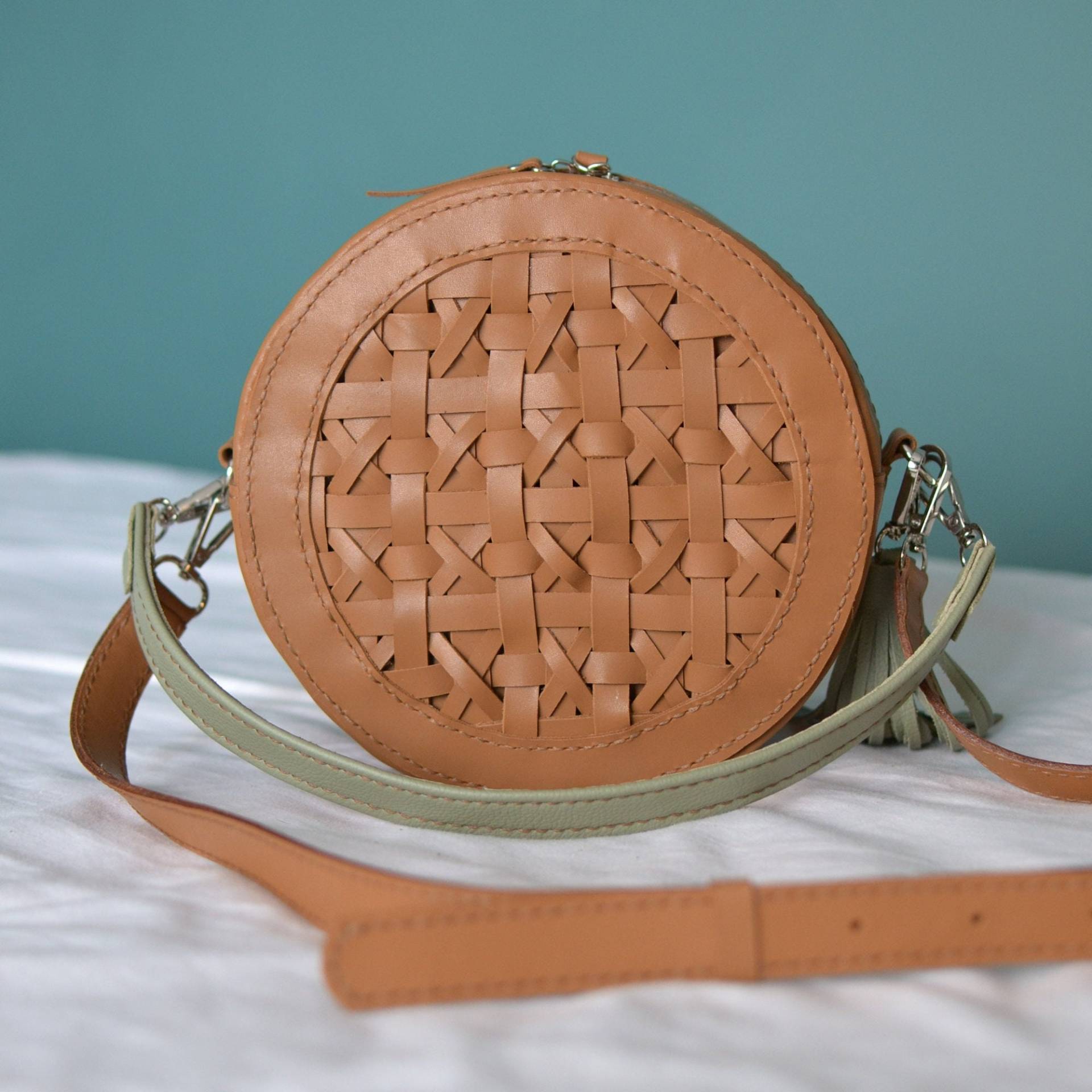 Runde Leder-Crossbody-Tasche Für Damen, Runde Leder-Umhängetasche Aus Hellbraunem Leder, Kleine Leder-Bauchtasche, Ledertasche Verstellbarem von BagBangHandmade