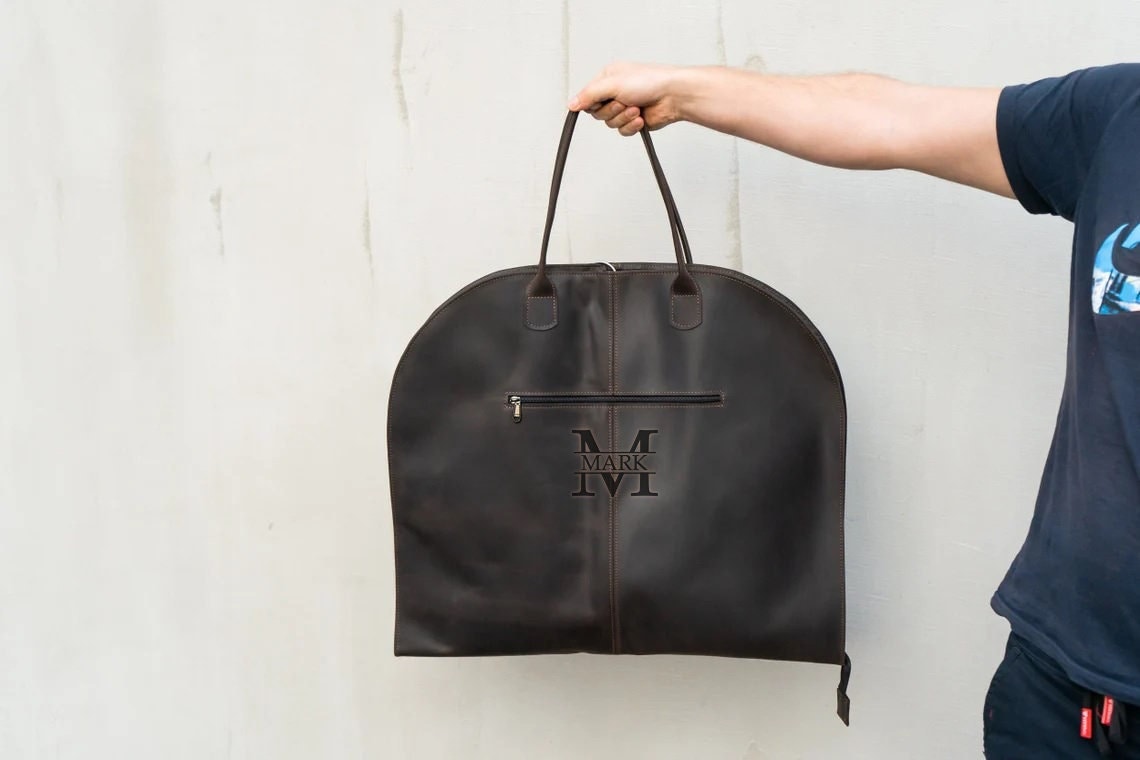 Herren Anzug Tasche, Monogramm Reise Tasche, Personalisierte Tasche, Herren Träger, Hochzeit Träger, Individuelle Tasche, Gravierte Tasche Herren Anzug Tasche, Monogramm Reise Tasche, Personalisierte Tasche, Herren Träger, Hochzeit Träger, Individuelle Tasche, Gravierte Tasche von BagBaseArt