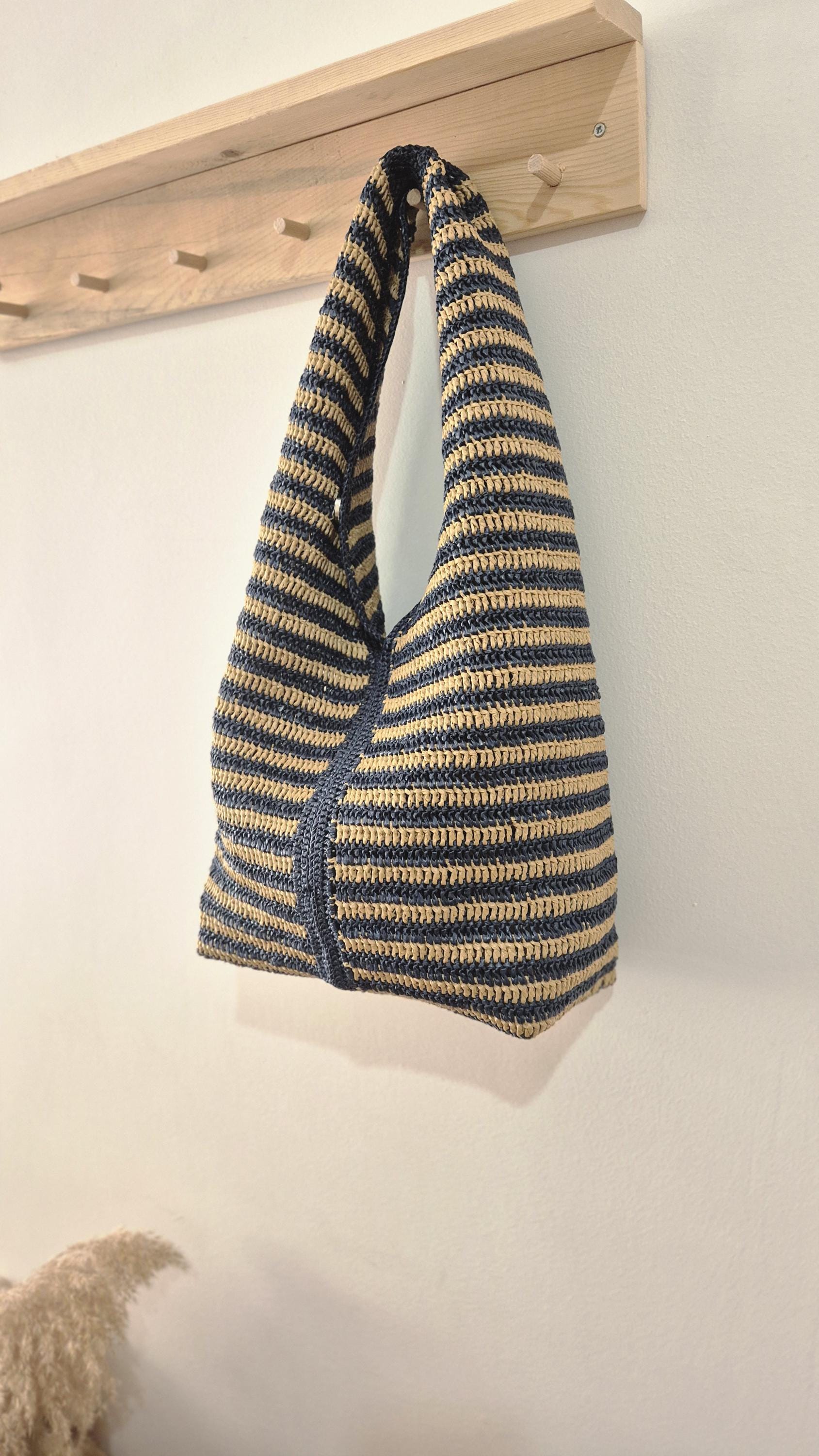 Handgemachte Umhängetasche Aus Bast - Dunkelblau & Beige Häkeltasche, Boho Sommer Geldbörse, Druckknopfverschluss, Umweltfreundliche Tasche Handgemachte Umhängetasche Aus Bast - Dunkelblau & Beige Häkeltasche, Boho Sommer Geldbörse, Druckknopfverschluss, Umweltfreundliche Tasche von BagGlow