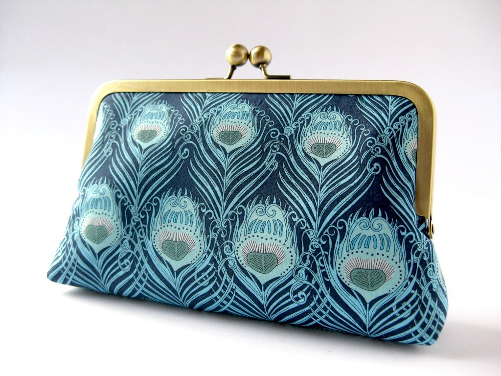 Jugendstil-Clutch Pfauenfeder Liberty London Print-Abendtasche Jugendstil-Clutch Pfauenfeder Liberty London Print-Abendtasche von BagNoir