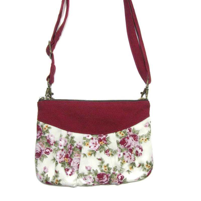 3-In-1 Multifunktionstasche. Rote Tasche Mit Retro-Blumenprint Von Loli. Kann Quer Über Den Körper, Der Schulter, An Taille Oder in Hand Getragen von BagsByLoli