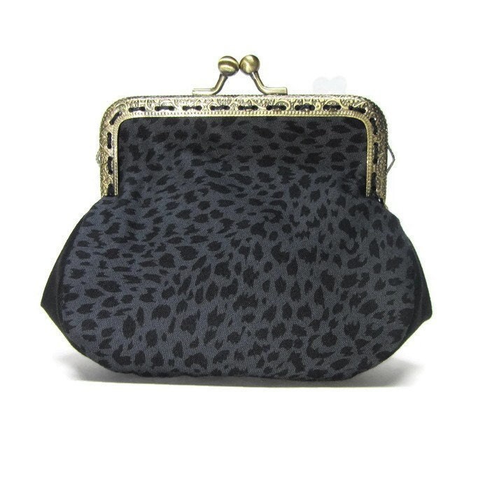 Grau-Schwarze Handtasche Im Vintage-stil Mit Leopardenmuster Von Loli. Metallverschluss in Antikbronze. Retro. Rockabilly. Schwarz-Weiße Tupfen Grau-Schwarze Handtasche Im Vintage-stil Mit Leopardenmuster Von Loli. Metallverschluss in Antikbronze. Retro. Rockabilly. Schwarz-Weiße Tupfen von BagsByLoli