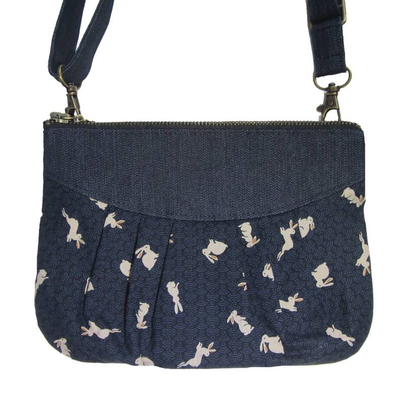 Multifunktionaler 3-In-1-Beutel Mit Denim-Hasenmuster. Dank Des Verstellbaren Riemens Kann Es Quer Über Dem Körper, An Der Schulter, Taille Oder in Multifunktionaler 3-In-1-Beutel Mit Denim-Hasenmuster. Dank Des Verstellbaren Riemens Kann Es Quer Über Dem Körper, An Der Schulter, Taille Oder in von BagsByLoli
