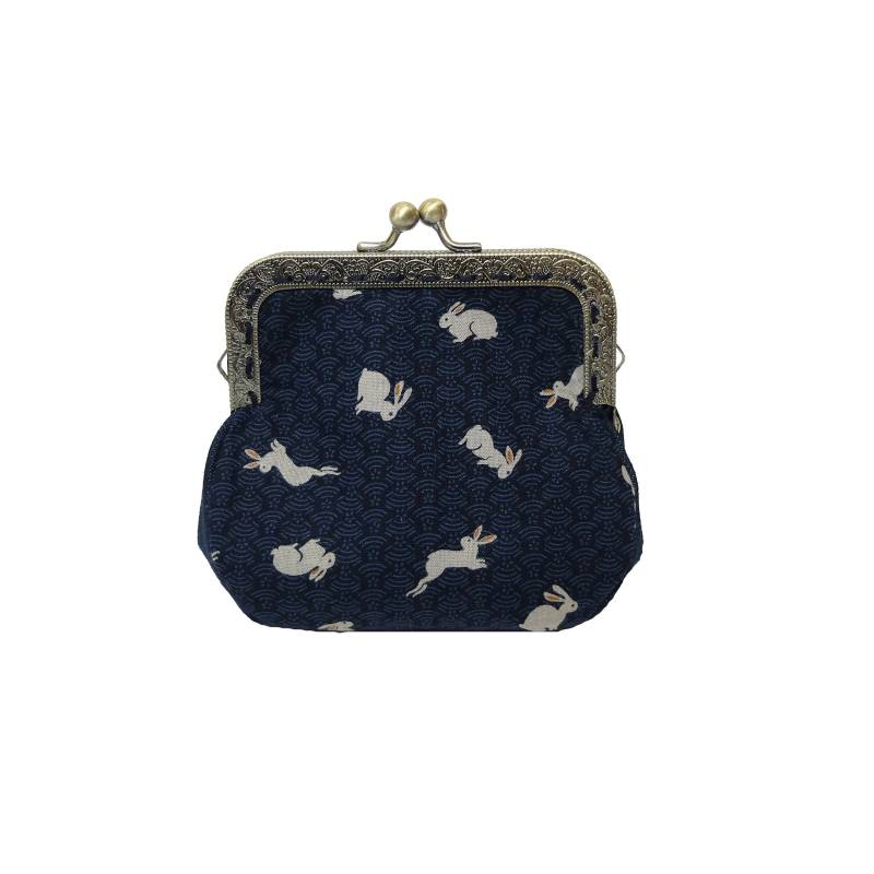 Tragen Sie Im Vintage-stil Blau Bedruckt Kaninchen Von Loli. Verschluss Aus Antikem Bronze Metall Genäht Hand. Retro. Rockabilly. Tier Tragen Sie Im Vintage-stil Blau Bedruckt Kaninchen Von Loli. Verschluss Aus Antikem Bronze Metall Genäht Hand. Retro. Rockabilly. Tier von BagsByLoli
