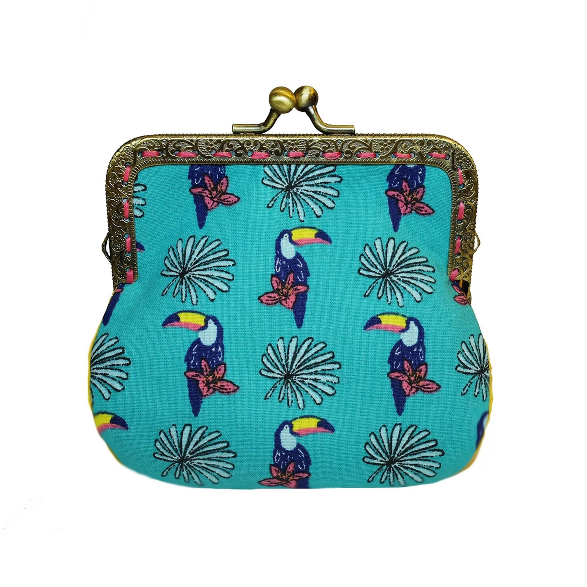 Türkis-Gelbe Handtasche Im Vintage-stil Mit Tukan-Print Von Loli. Metallverschluss in Antikbronze. Rockabilly. Retro. Mini-Handtasche Türkis-Gelbe Handtasche Im Vintage-stil Mit Tukan-Print Von Loli. Metallverschluss in Antikbronze. Rockabilly. Retro. Mini-Handtasche von BagsByLoli