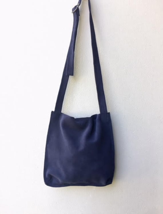 Blaue Wildledertasche, Dunkelblaue Wildleder Crossbody-Tasche, Wildlederkuriertasche von BagsByPancha