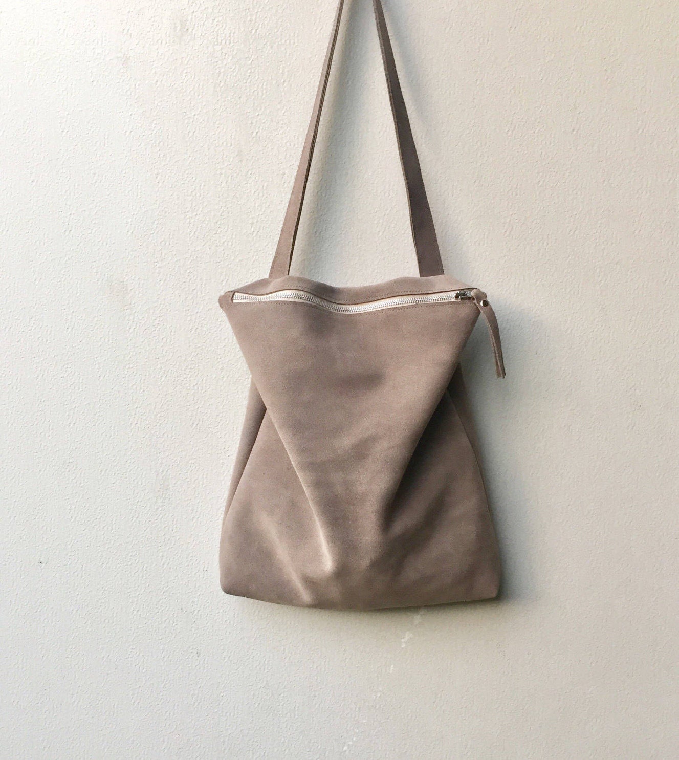 Graue Wildledertasche, Ledertasche, Wildlederhandtasche, Reißverschlusstasche von BagsByPancha