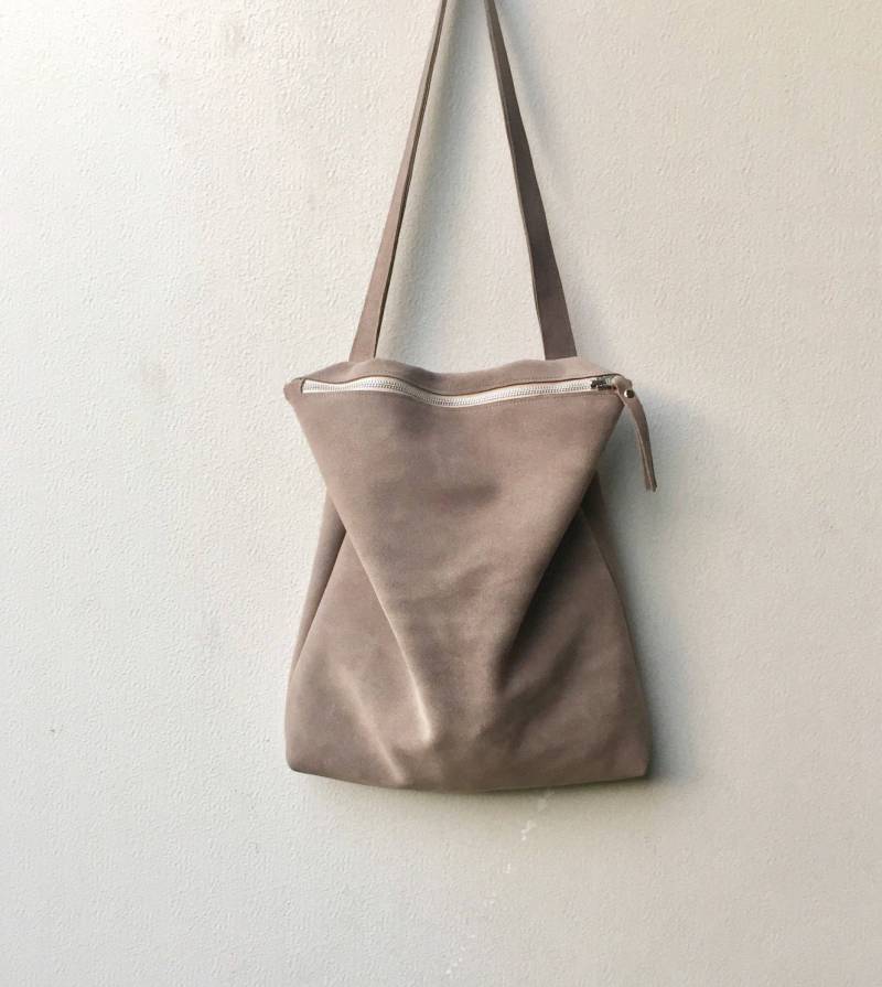 Graue Wildledertasche, Ledertasche, Wildlederhandtasche, Reißverschlusstasche Graue Wildledertasche, Ledertasche, Wildlederhandtasche, Reißverschlusstasche von BagsByPancha