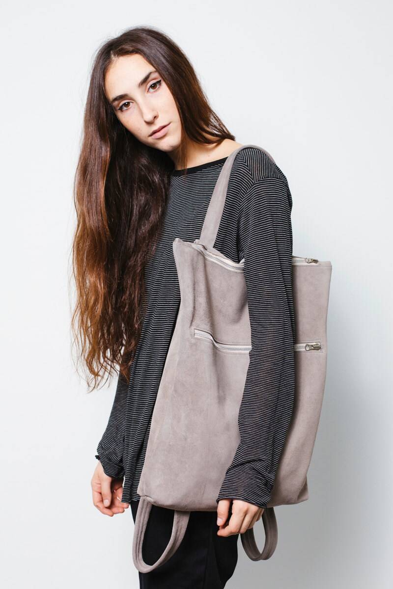 Großer Grauer Wildlederrucksack, Lederrucksack, Große Wildleder-Umhängetasche, Graue Ledertasche von BagsByPancha