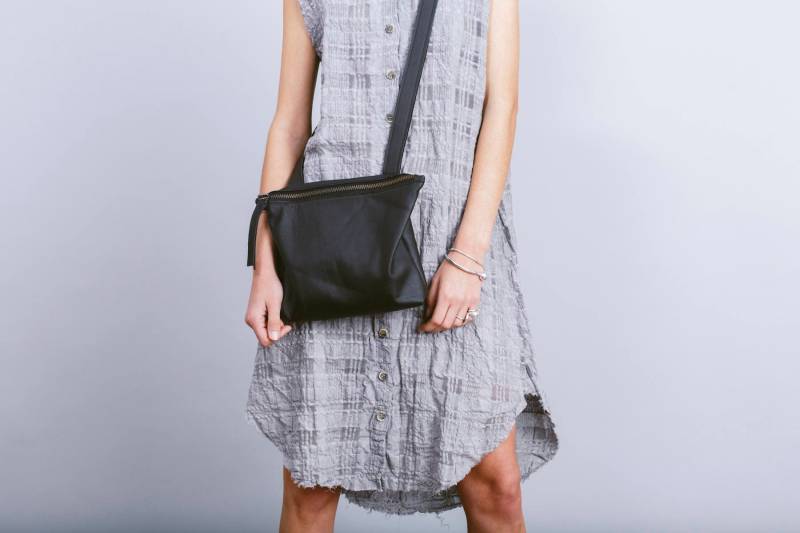 Schwarze Crossbody Ledertasche, Reißverschlusstasche, Leder Umhängetasche von BagsByPancha