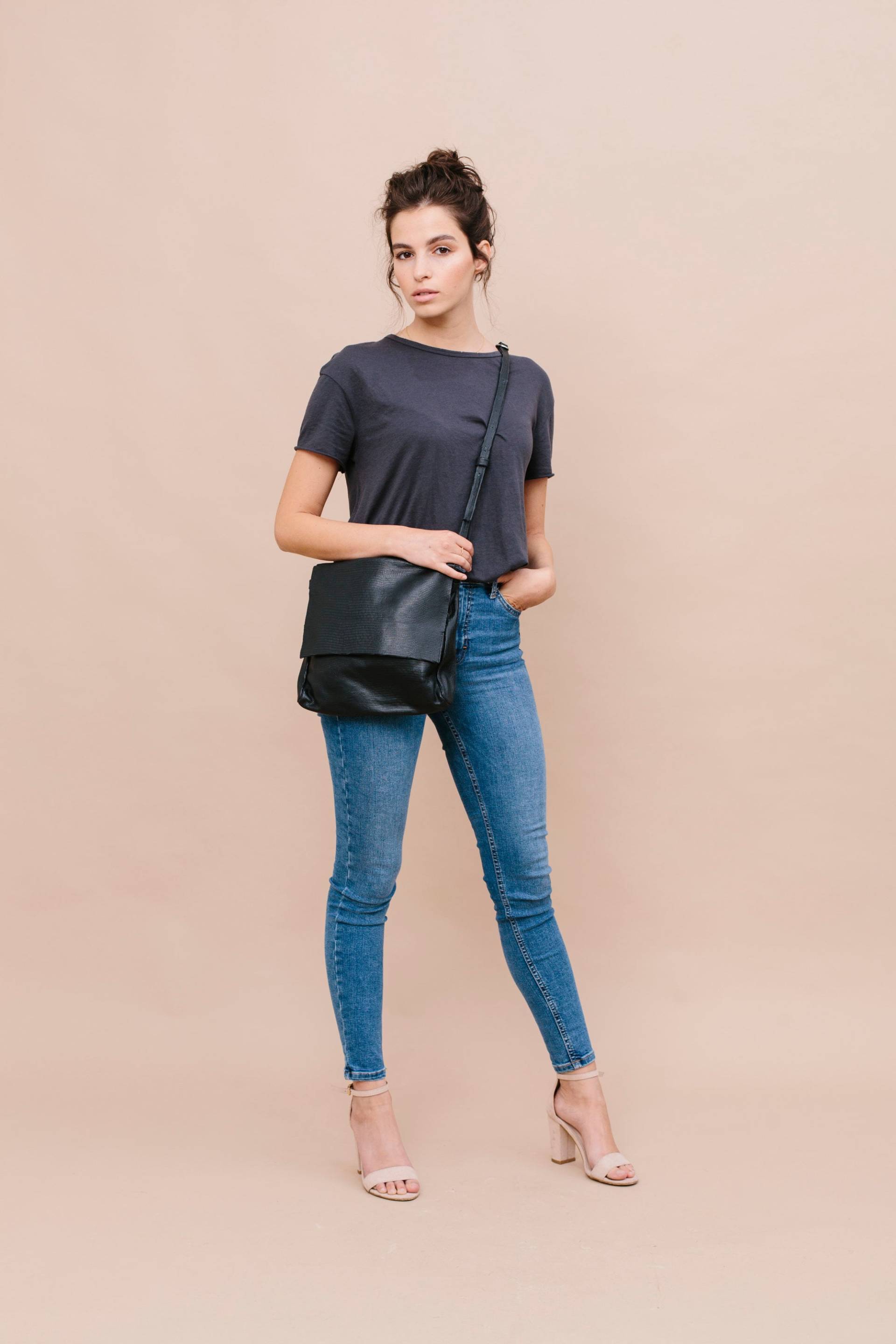 Schwarze Leder Crossbody Tasche, Umhängetasche, Foldover Schwarze Mittelgroße Handtasche, Messenger Geldbörse von BagsByPancha