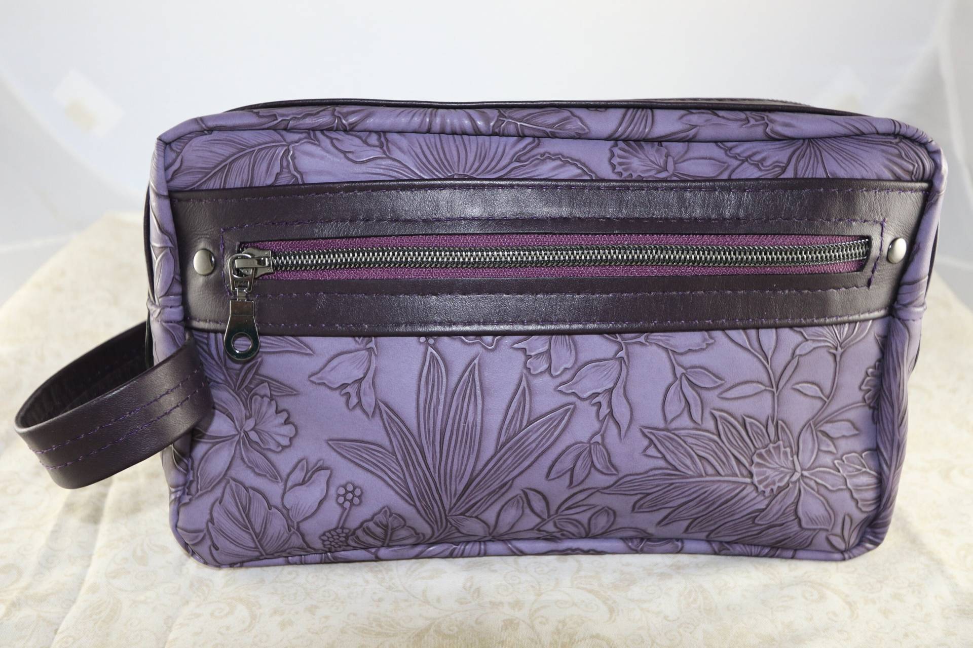 Dopp/Toiletry Kosmetik Accessoire Tasche in Einem Hübschen Geprägten Lila Kunstleder Mit Echtem Aubergine Lederbesatz von BagsHandMade4U