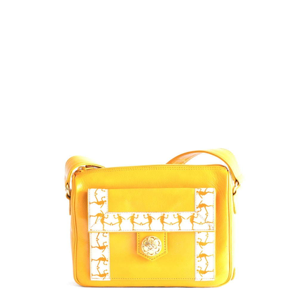 Seltene Gelbe Umhängetasche Von Moschino Mit Stickereidetails Seltene Gelbe Umhängetasche Von Moschino Mit Stickereidetails von BagsTalk