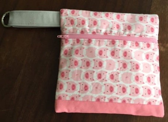 Rosa Schwein Mit Reißverschluss Wristlet Beutel Silber Abnehmbarer Schlüsselring Rosa Schwein Mit Reißverschluss Wristlet Beutel Silber Abnehmbarer Schlüsselring von BagsUnderMyEyesNC