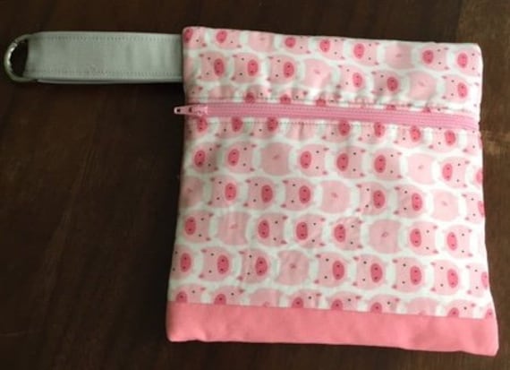 Rosa Schwein Mit Reißverschluss Wristlet Beutel Silber Abnehmbarer Schlüsselring Rosa Schwein Mit Reißverschluss Wristlet Beutel Silber Abnehmbarer Schlüsselring von BagsUnderMyEyesNC