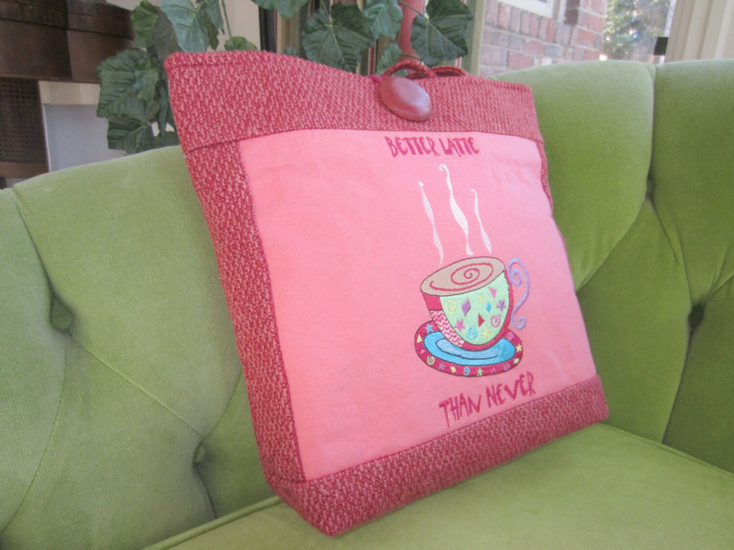 Better Latte Than Never Tote Stickerei Auf Koralle Polsterstoff Better Latte Than Never Tote Stickerei Auf Koralle Polsterstoff von BagsbyPattio