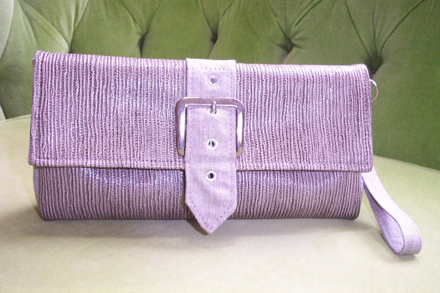 Clutch Aus Grasscloth Und Leinen Mit Schnallen Clutch Aus Grasscloth Und Leinen Mit Schnallen von BagsbyPattio