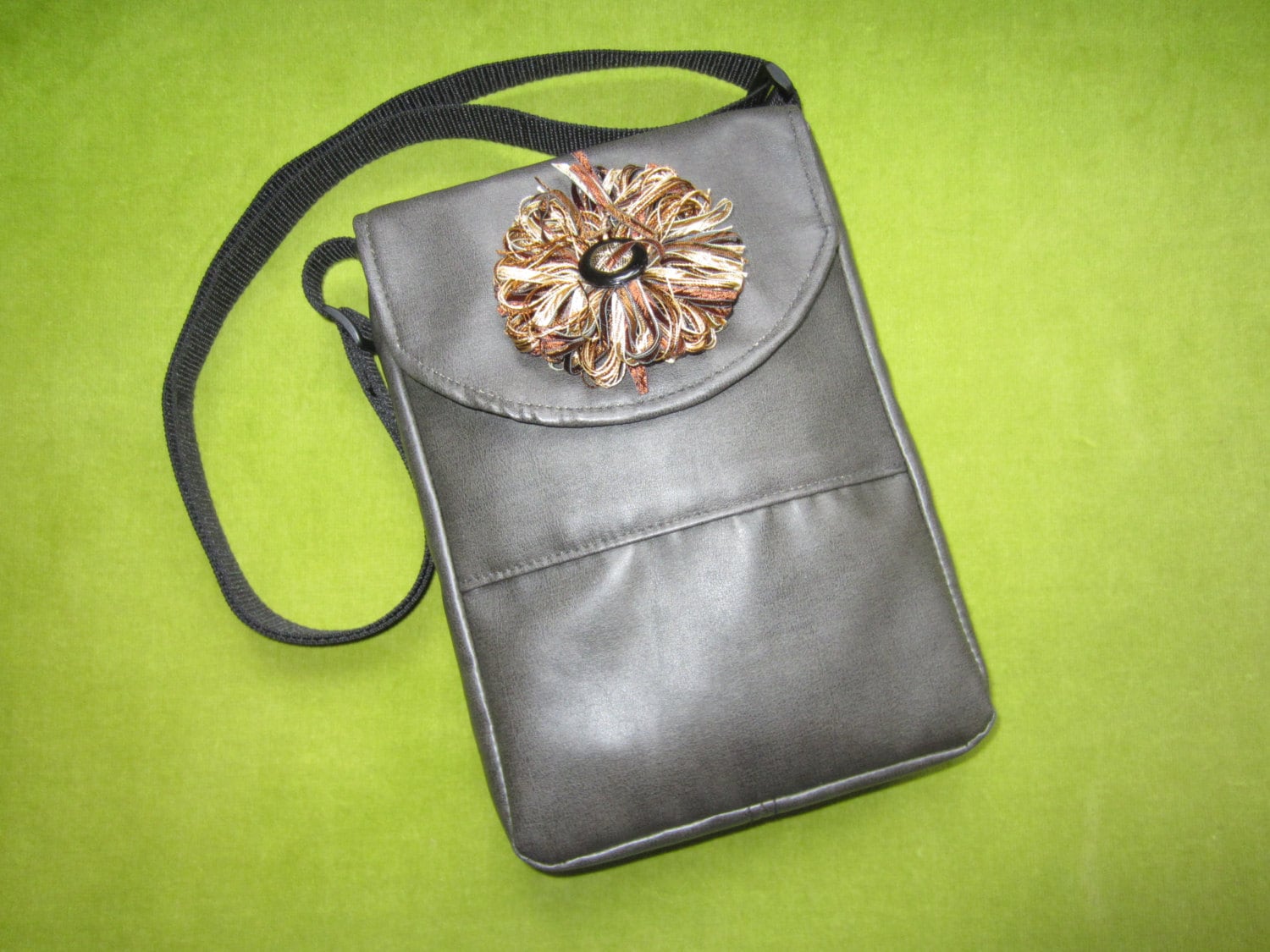 Graue Kunstleder Reise Oder Tablet Cross-Body Bag Graue Kunstleder Reise Oder Tablet Cross-Body Bag von BagsbyPattio