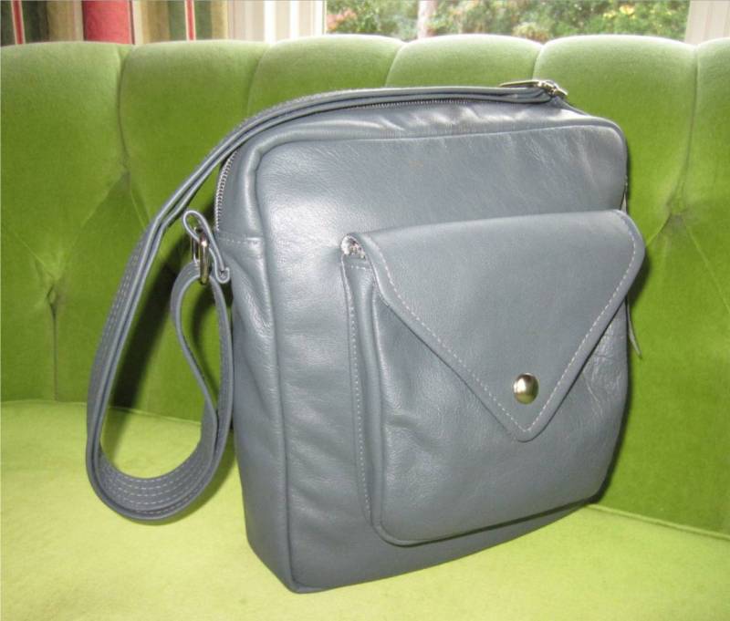 Reißverschlusstasche Aus Grauem Leder Für Die Reise, Das Ipad Oder Andere Tablet Bücher von BagsbyPattio