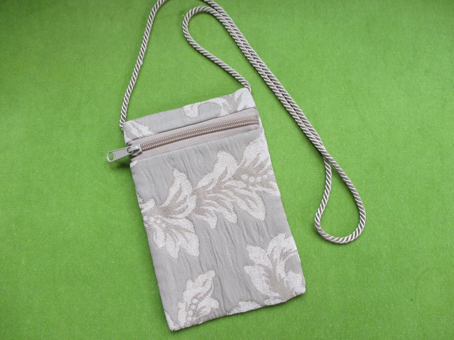 Tan Oder Taupe Reißverschlusstasche Mit Riemen Tan Oder Taupe Reißverschlusstasche Mit Riemen von BagsbyPattio