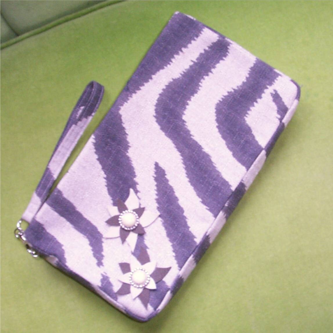 Zebra Clutch in Hellbraun Und Grau Stoff Mit Reißverschluss Oben Zebra Clutch in Hellbraun Und Grau Stoff Mit Reißverschluss Oben von BagsbyPattio