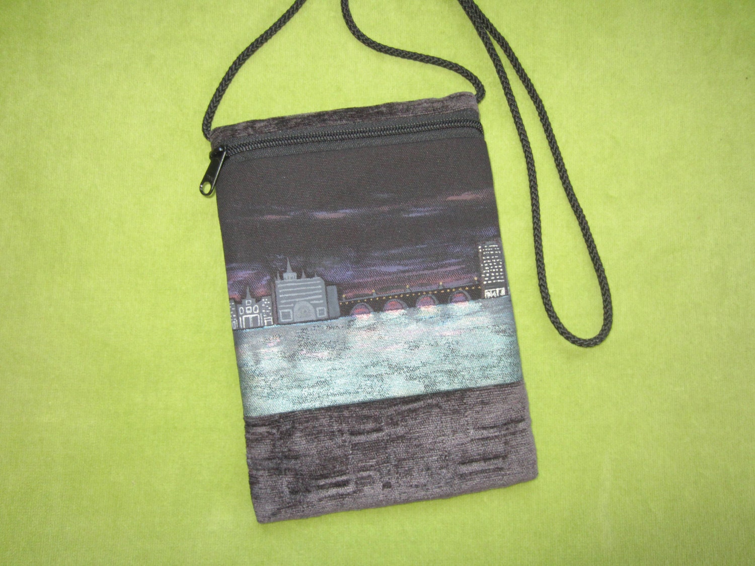 Zipper Pouch in Anthrazit Mit Handgemalter Stadt Prag Szene Zipper Pouch in Anthrazit Mit Handgemalter Stadt Prag Szene von BagsbyPattio