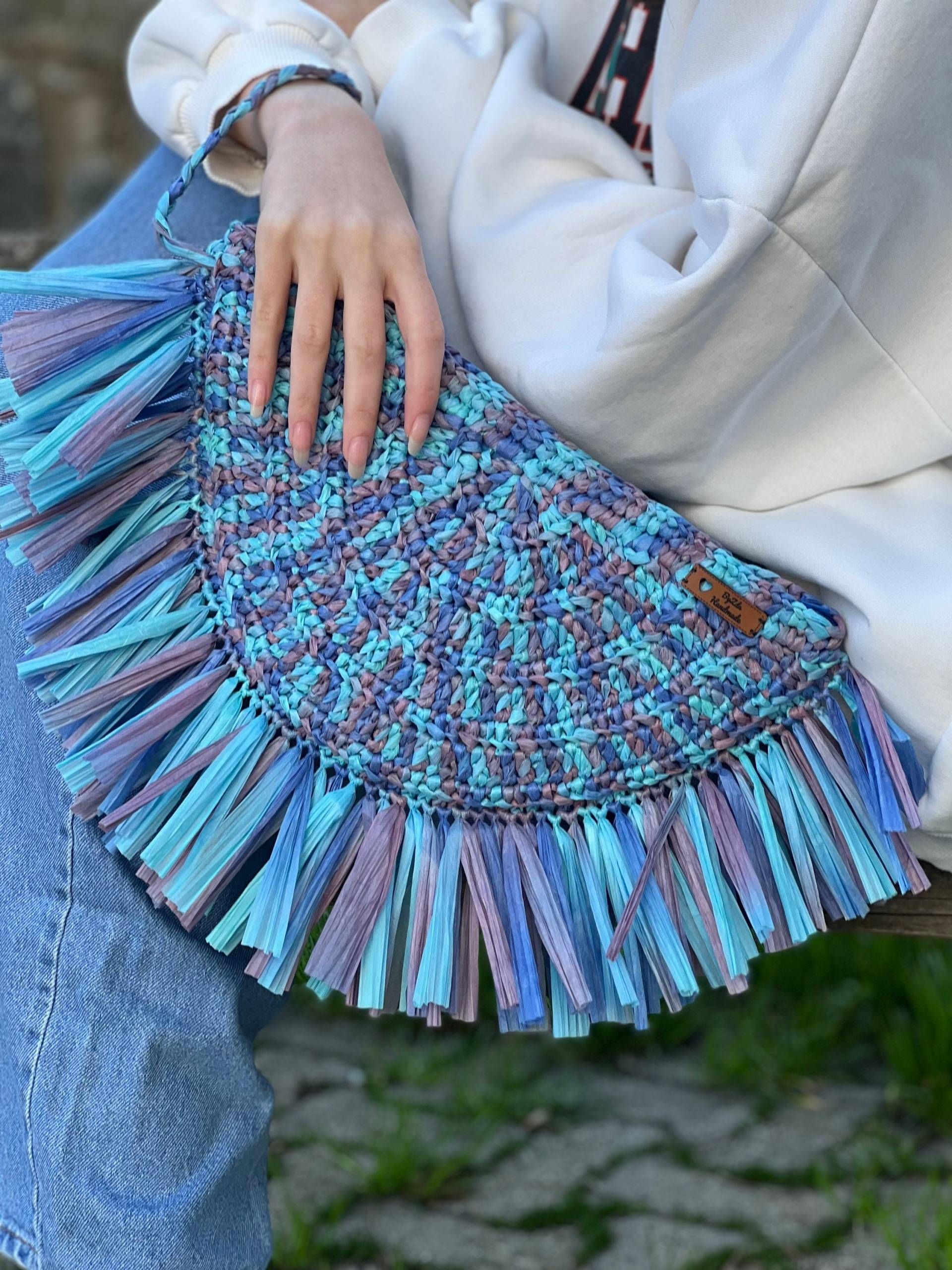 Blaue Half Moon Raffia Clutch, Multicolor Weiche Häkeltasche, Trend Stilvolle Clutch Mit Quaste, Einzigartiges Geschenk Für Frauen von BagsbyZda