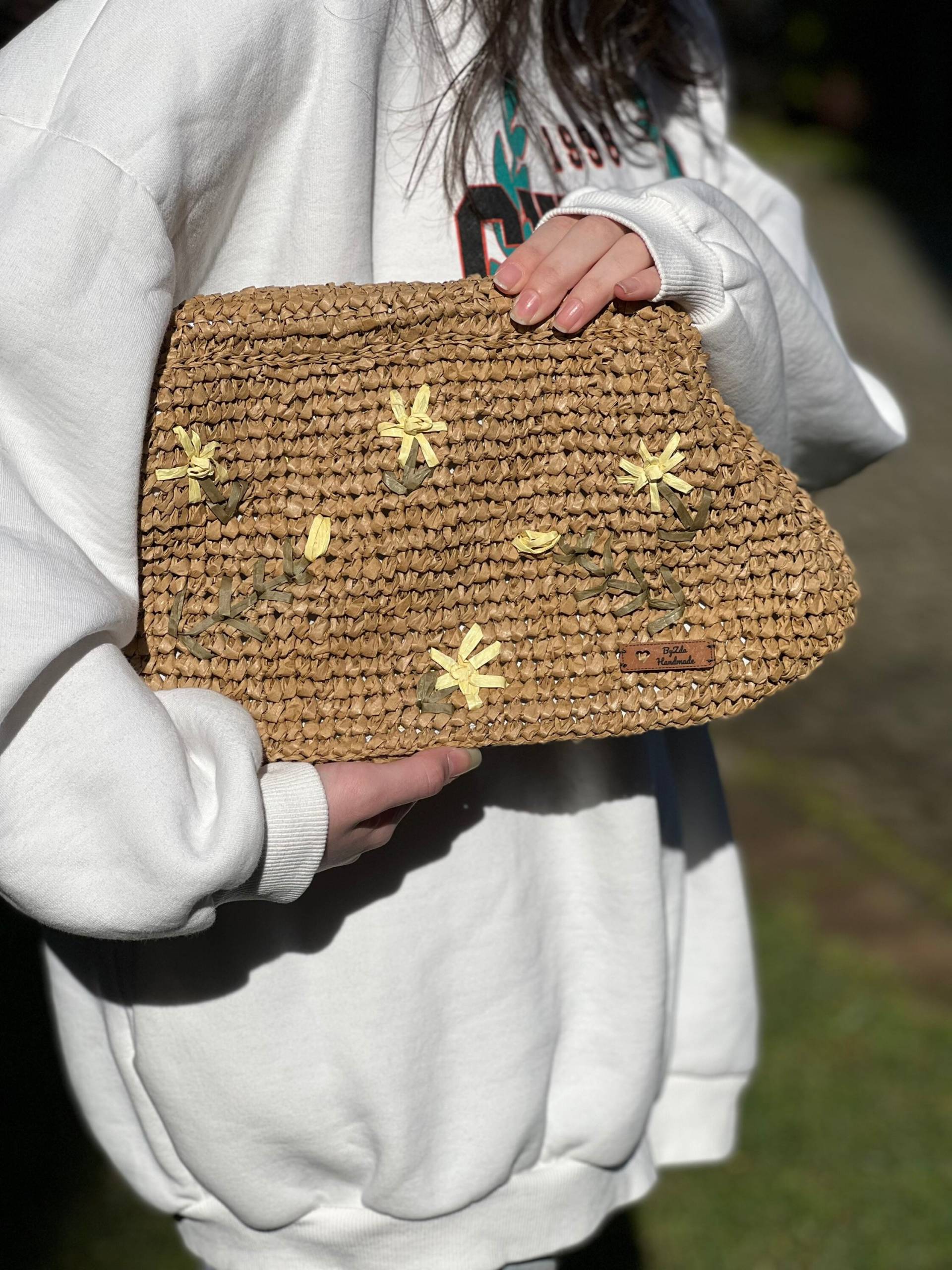 Blumenstickerei Raffia Gehäkelte Clutch Für Frauen, Natürliche Strickte Handtasche, Umweltfreundliche Statement Tasche, Einzigartiges Handgewebtes von BagsbyZda