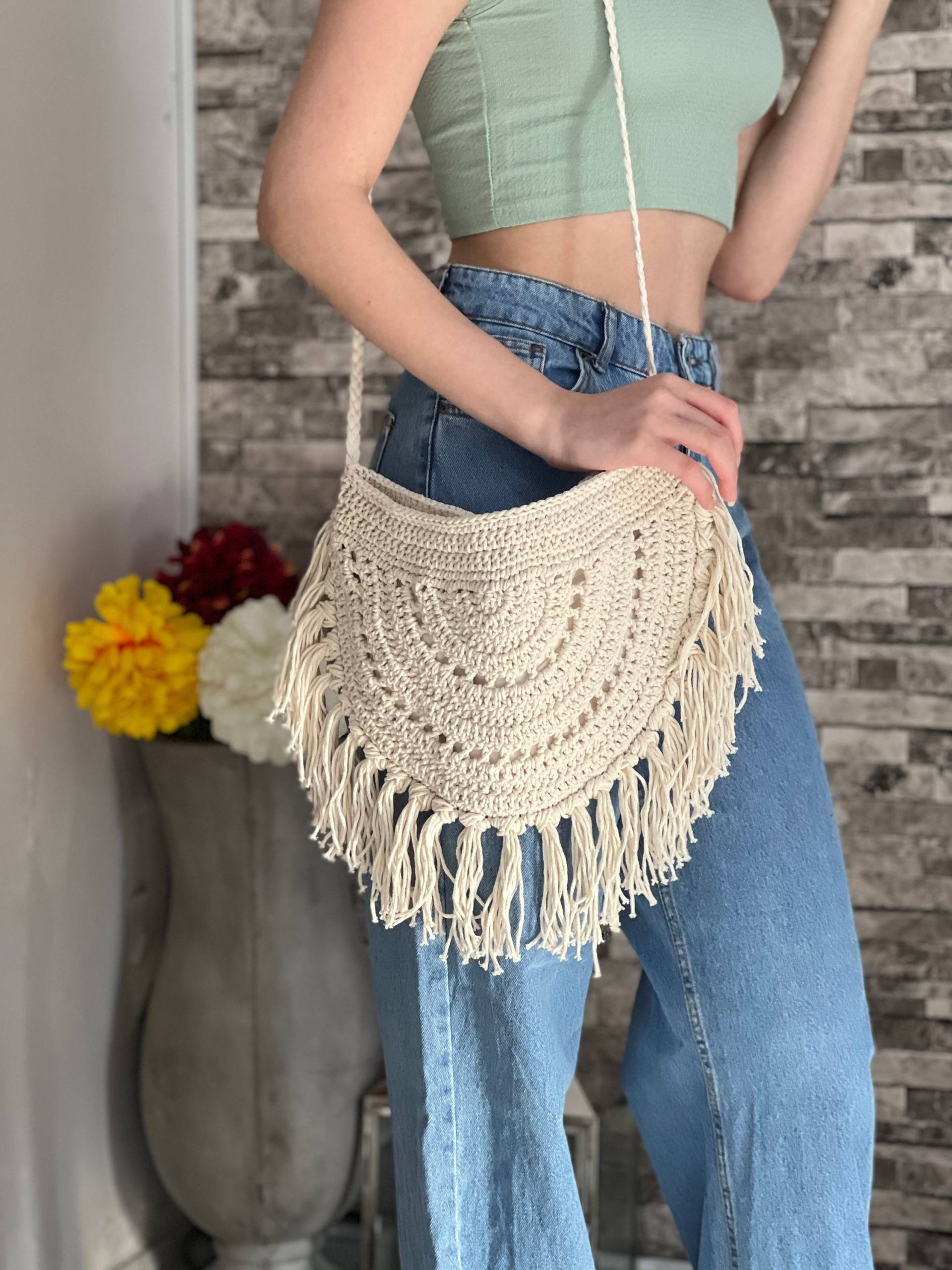 Boho Makrome Festival Tasche, Gehäkelte Mond Sommer Crossbody Tasche Mit Quaste, Süße Weiße Für Mädchen, Einzigartiges Geschenk Sie von BagsbyZda