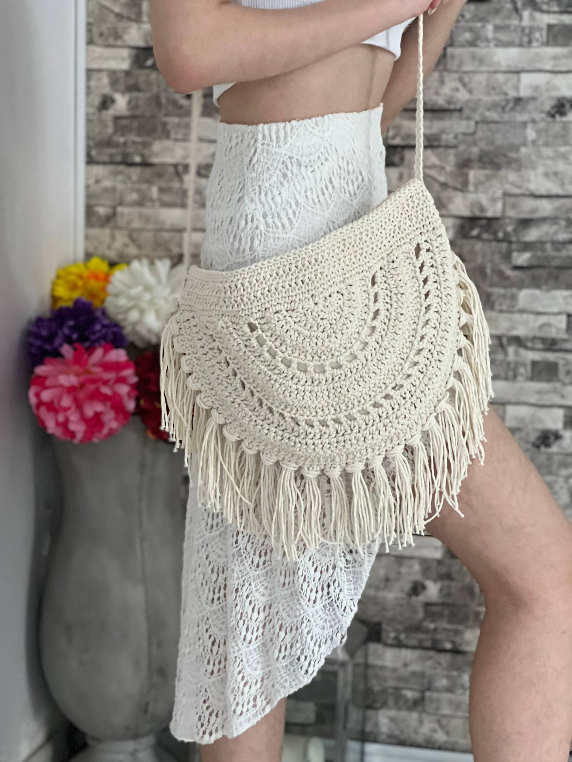 Half Moon Entworfen Makrome Tasche, High Fashion Häkeln Sommertasche, Lacy Crossbody Tasche Mit Quaste, Süße Weiße Für Mädchen, Einzigartiges von BagsbyZda