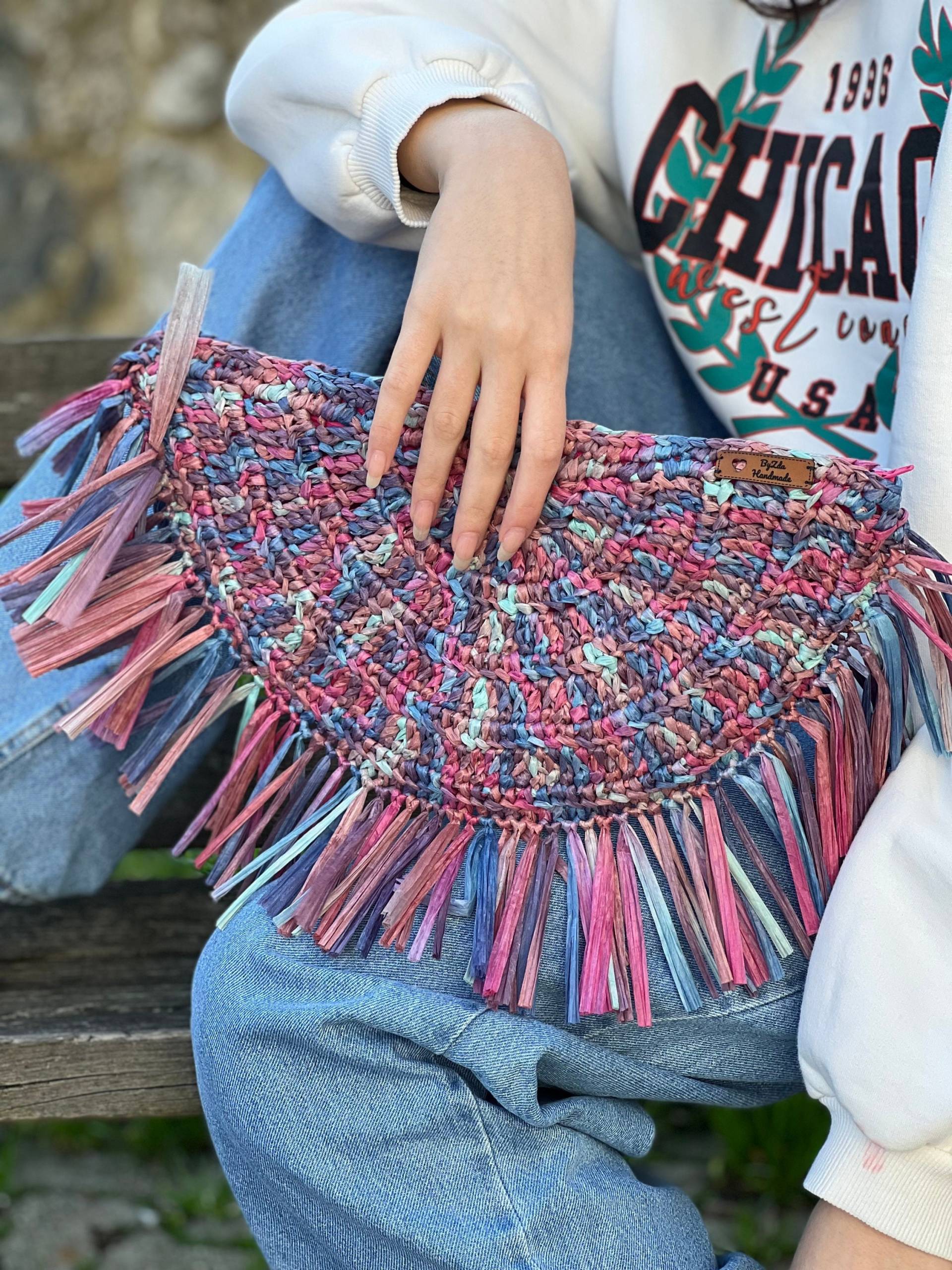 Half Moon Raffia Clutch, Multicolor Weich Gestrickte Handtasche, Trend Stilvolle Clutch Mit Quaste, Einzigartiges Geschenk Für Frauen von BagsbyZda