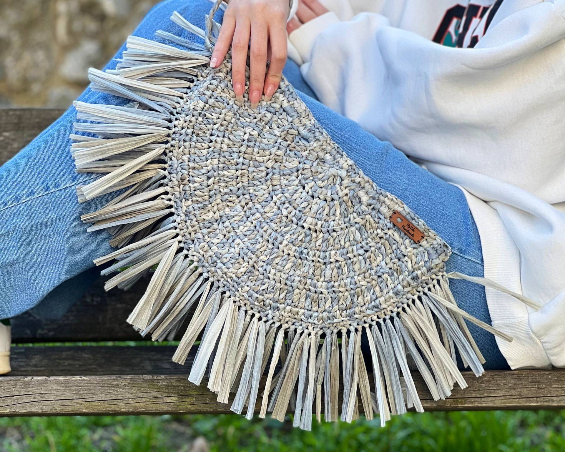 Hellblaue Half Moon Raffia Clutch, Mehrfarbige Weiche Gestrickte Tasche, Trend Stilvolle Clutch Mit Quaste, Einzigartiges Geschenk Für Frauen von BagsbyZda