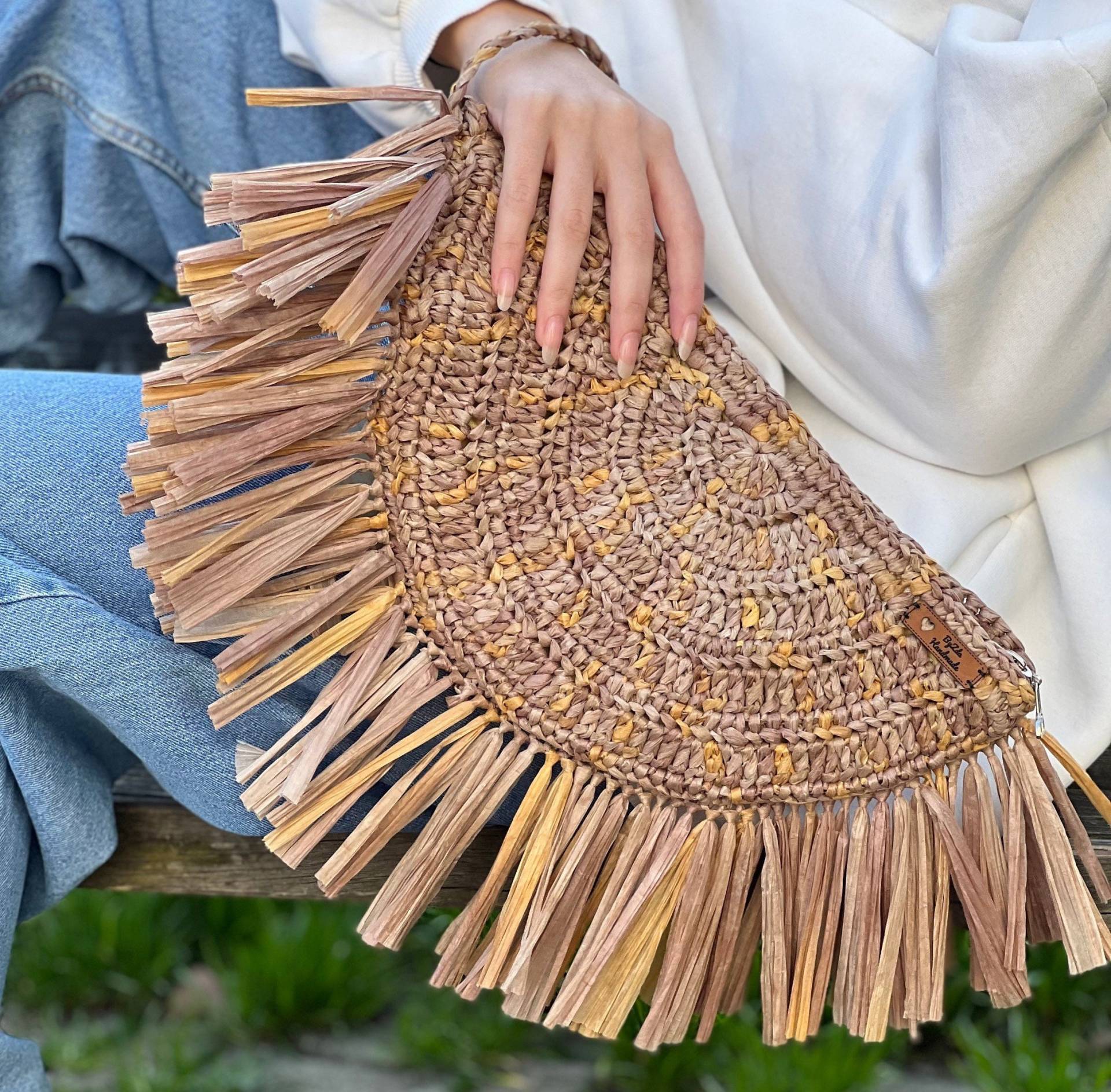 Hellbraune Half Moon Raffia Clutch, Mehrfarbige Weiche Häkeltasche, Trend Stilvolle Clutch Mit Quaste, Einzigartiges Geschenk Für Frauen von BagsbyZda