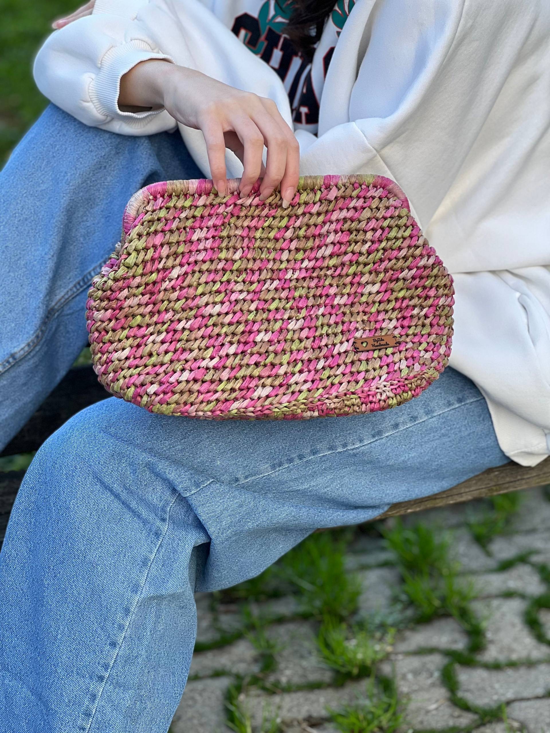 Mehrfarbige Weiche Raffia Clutch, Cloud Crochet Handtasche, Stilvolle Schicke Einzigartiges Geschenk Für Frauen, Umweltfreundliche Tasche von BagsbyZda