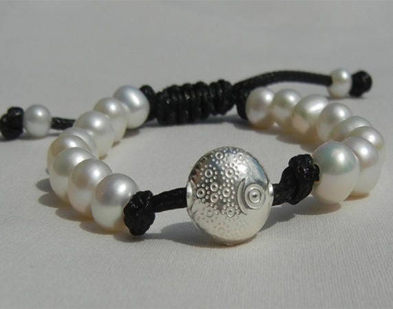 Armband Aus Süßwasser-Zuchtperlen, 8-8, 5 Mm Aa, Verziert Mit Einer Runden Perle Im 990Er-Silber-Fischmuster Armband Aus Süßwasser-Zuchtperlen, 8-8, 5 Mm Aa, Verziert Mit Einer Runden Perle Im 990Er-Silber-Fischmuster von BaieDesPerles