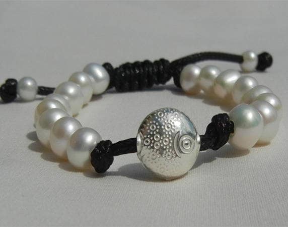 Armband Aus Süßwasser-Zuchtperlen, 8-8, 5 Mm Aa, Verziert Mit Einer Runden Perle Im 990Er-Silber-Fischmuster von BaieDesPerles