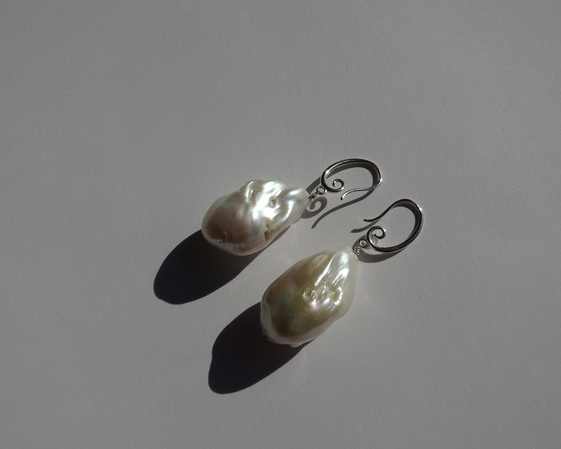 Große Barocke Zuchtperlen Ohrringe, Hänger, 925 Sterling Silber Creolen, Einzelstücke Große Barocke Zuchtperlen Ohrringe, Hänger, 925 Sterling Silber Creolen, Einzelstücke von BaieDesPerles