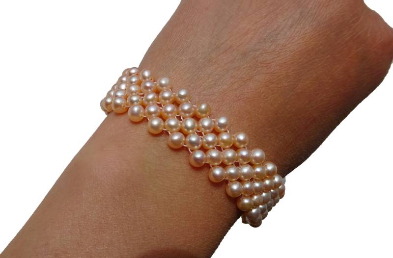 Maßgefertigtes 5-Reihiges Süßwasser-Zuchtperlenarmband in Weiß, Rosa Oder Lavendel Maßgefertigtes 5-Reihiges Süßwasser-Zuchtperlenarmband in Weiß, Rosa Oder Lavendel von BaieDesPerles
