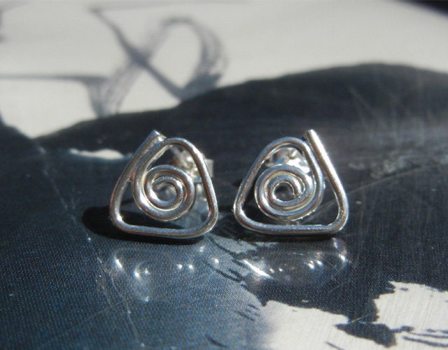 Ohrringe Aus 925Er Sterlingsilber, Dreieckige Form, Wirbelstil Ohrringe Aus 925Er Sterlingsilber, Dreieckige Form, Wirbelstil von BaieDesPerles