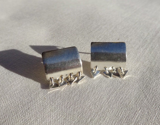 Ohrringe in Fliesenform, Mit Kleinen Dreieckigen Anhängern, Massivem 950Er Silber Ohrringe in Fliesenform, Mit Kleinen Dreieckigen Anhängern, Massivem 950Er Silber von BaieDesPerles