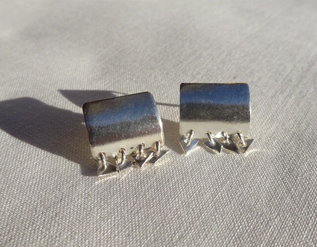 Ohrringe in Fliesenform, Mit Kleinen Dreieckigen Anhängern, Massivem 950Er Silber Ohrringe in Fliesenform, Mit Kleinen Dreieckigen Anhängern, Massivem 950Er Silber von BaieDesPerles