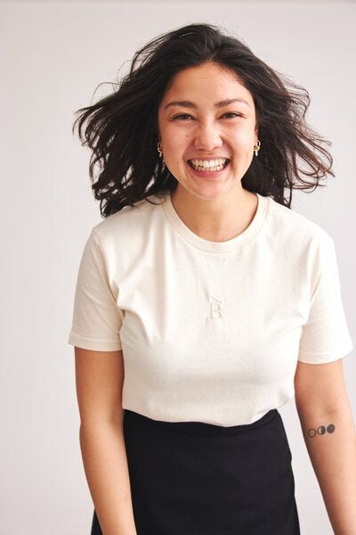 Baìge the Label T-Shirt mit B-Stick von Baìge the Label