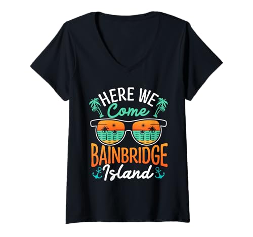Damen Reisen nach Washington — Wir kommen nach Bainbridge Island T-Shirt mit V-Ausschnitt Damen Reisen nach Washington — Wir kommen nach Bainbridge Island T-Shirt mit V-Ausschnitt von Bainbridge Island Graphic For Washington Vacay