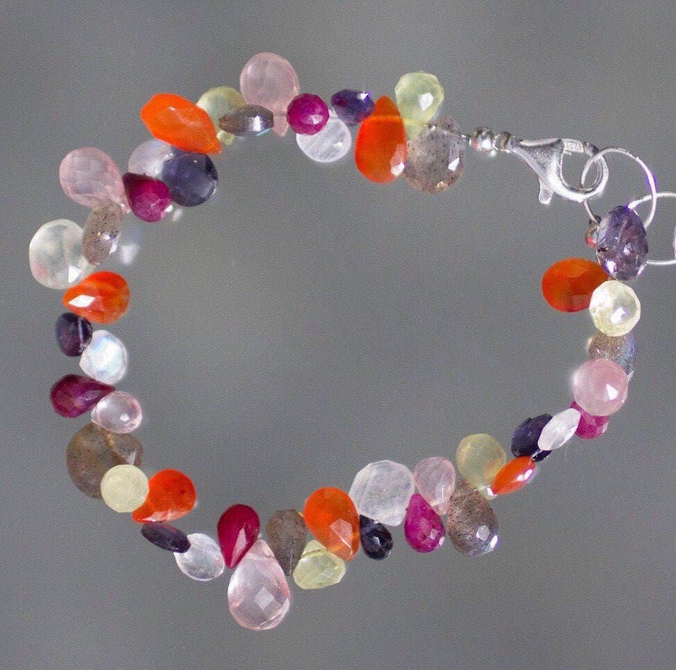 Ein Einzigartiges Armband Mit Sterlingsilber Und Mehreren Edelstein-Clustern Ein Einzigartiges Armband Mit Sterlingsilber Und Mehreren Edelstein-Clustern von BainbridgeGems