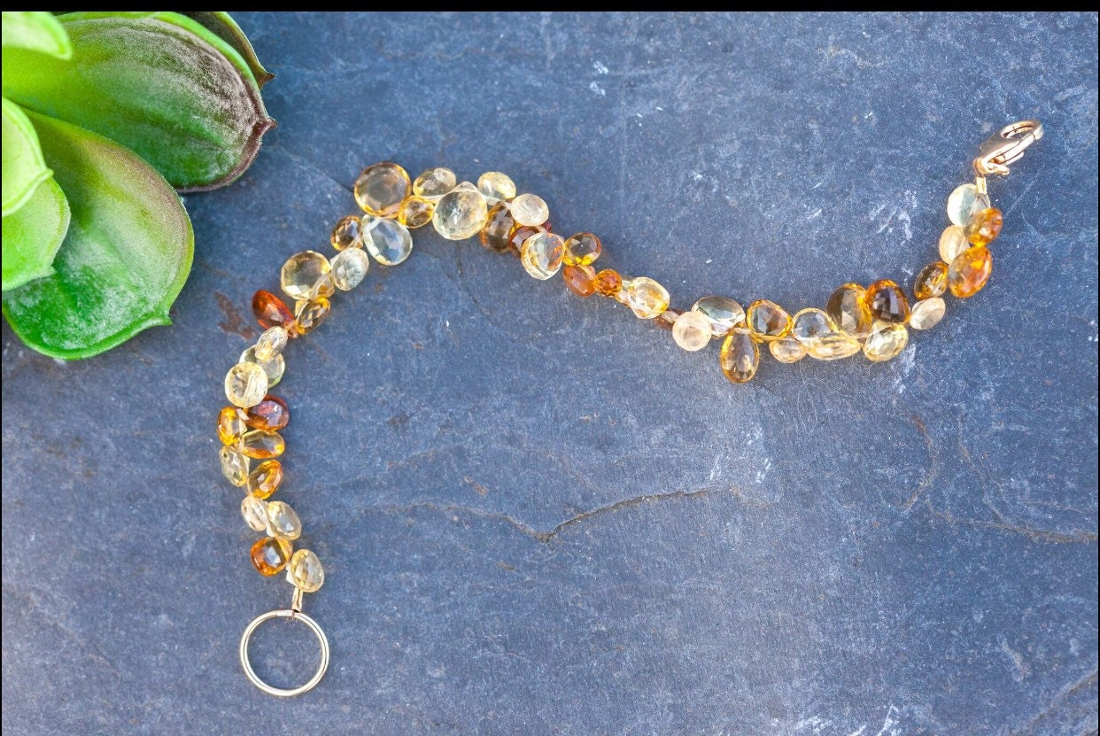 Ein Zartes Citrin Edelstein Armband Auf Vergoldetem Untergrund Ein Zartes Citrin Edelstein Armband Auf Vergoldetem Untergrund von BainbridgeGems