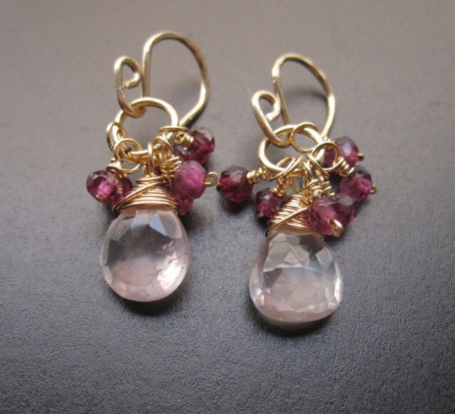 Rosenquarz Und Granat in Zarten Rosa Tönen Baumeln Ohrringe Rosenquarz Und Granat in Zarten Rosa Tönen Baumeln Ohrringe von BainbridgeGems