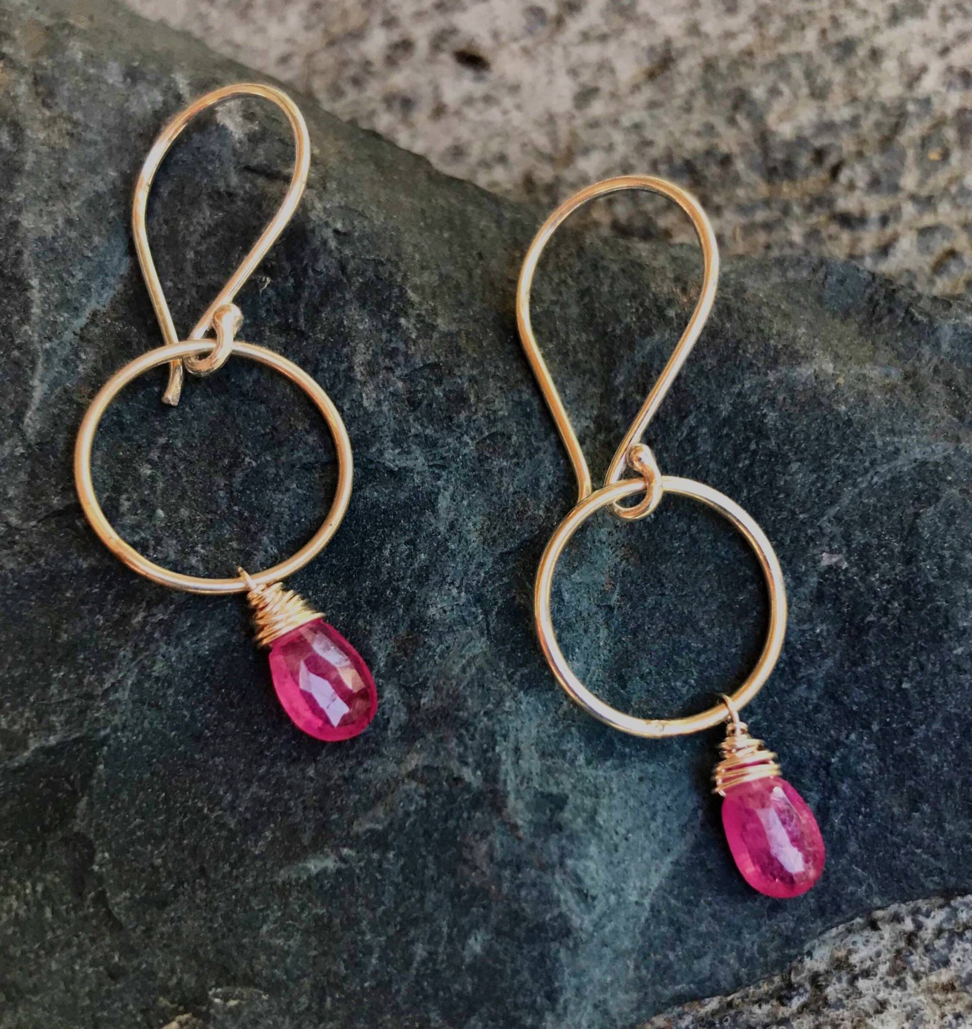 Zauberhafte Ohrhänger Mit Rosa Saphir | Gold Vergoldet Oder Sterling Silber Zauberhafte Ohrhänger Mit Rosa Saphir | Gold Vergoldet Oder Sterling Silber von BainbridgeGems