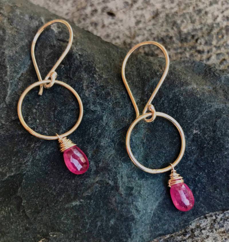 Zauberhafte Ohrhänger Mit Rosa Saphir | Gold Vergoldet Oder Sterling Silber Zauberhafte Ohrhänger Mit Rosa Saphir | Gold Vergoldet Oder Sterling Silber von BainbridgeGems
