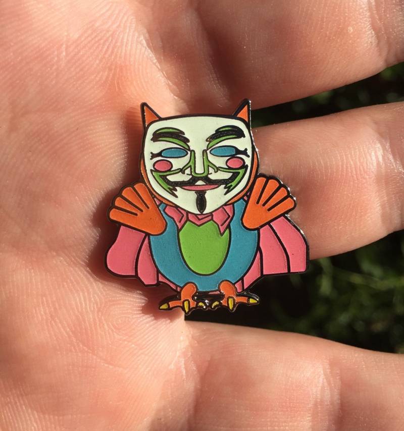 Anonyme Eulenwald Electric Hut Pin Leuchten von BaineVisuals